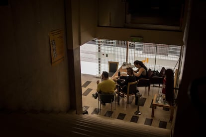 Voluntarios en la entrada principal del hotel. Su lema: 'Vivimos juntos, la solidaridad ganará'.