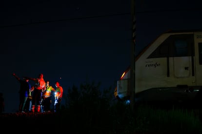 Técnicos del ferrocarril y sanitarios, trabajan junto al tren que ha arrollado a las víctimas.