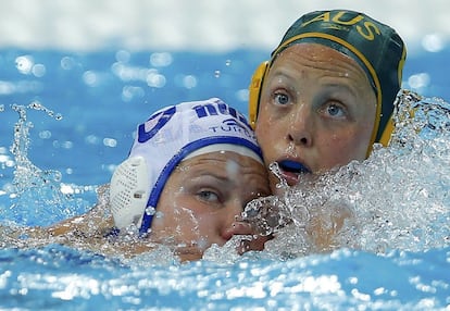 La rusa Olga Beliaeva (izquierda) sujeta a la australiana Gemma Breadsworth durante el partido de waterpolo.