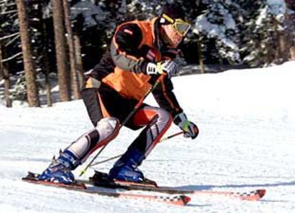 Maier, arriba, esquiando en una pista de descenso por primera vez desde su accidente.