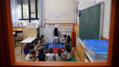 Una maestra con sus alumnos en un colegio público de Madrid. 