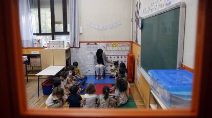 Una maestra con sus alumnos en un colegio público de Madrid.