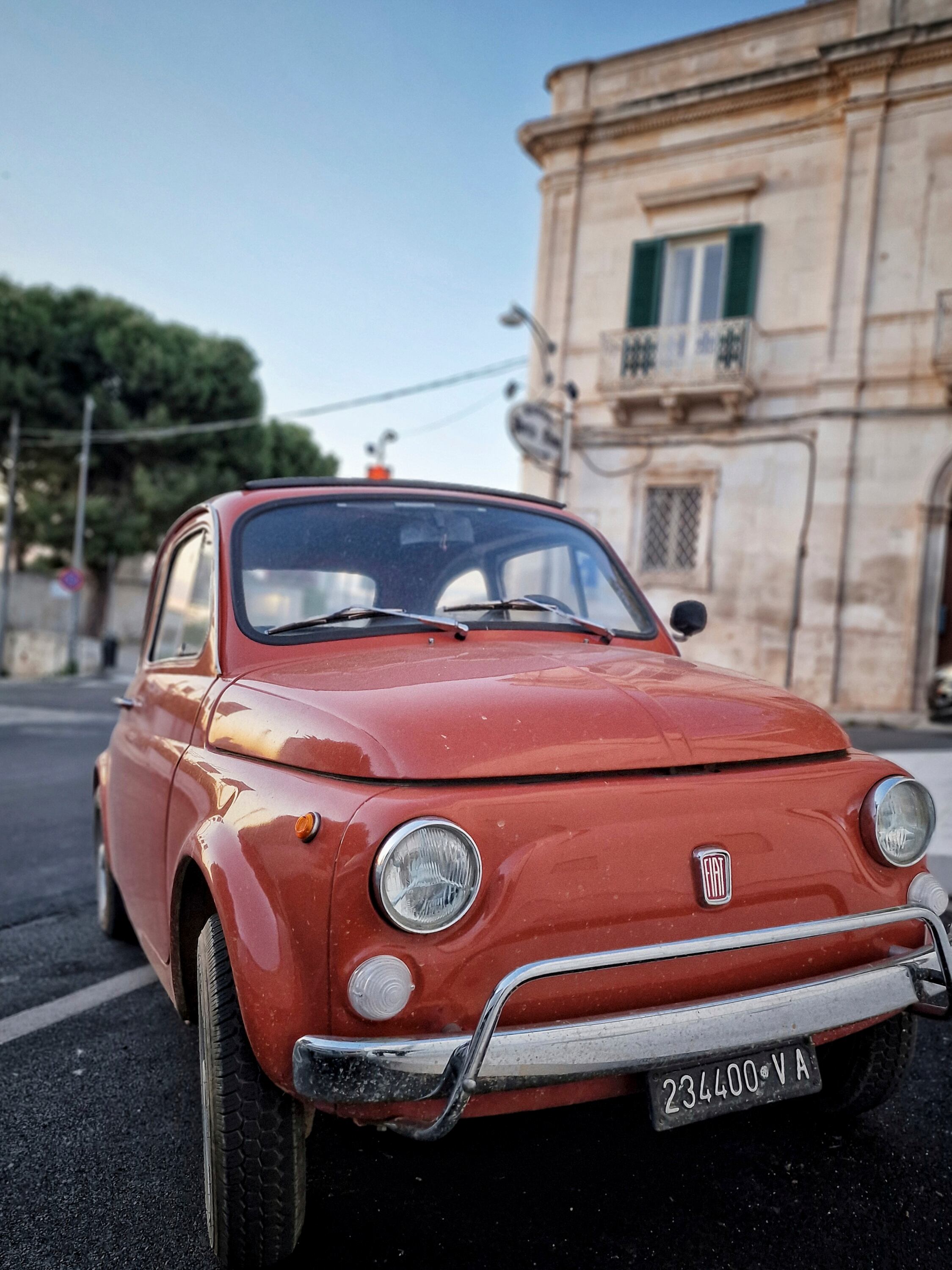 Fiat antiguo aparcado en las calles de Ostuni.