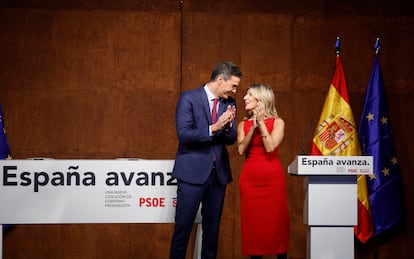 El presidente del Gobierno en funciones, Pedro Sánchez y la líder de Sumar, Yolanda Díaz, aplauden antes de la firma del acuerdo.