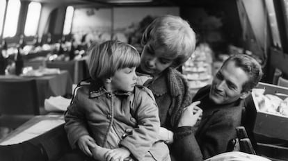 Joanne Woodward y Paul Newman, con su hija Nell en París, en 1961 en el rodaje de 'Un día volveré'
