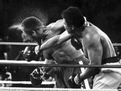 Derechazo de Ali a Foreman en su combate de 1974.