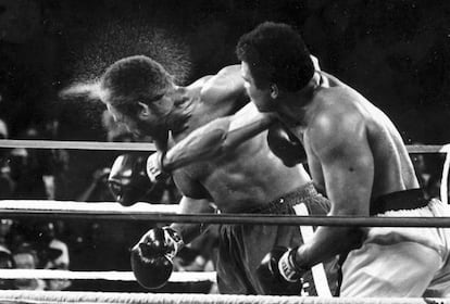 Derechazo de Ali a Foreman en su combate de 1974.
