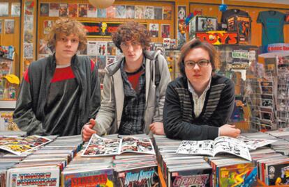 <b>El <i>prota, </i>Aaron Johnson (centro), rodeado por sus colegas <i>frikis</i> Evan Peters (izquierda) y Clark Duke, <i>desperdiciando</i> su vida en la tienda de cómics.</b>