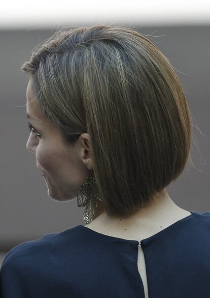 La reina Letizia estrenó nuevo corte de pelo en abril de 2015. Sorprendió a todos los asistentes a los premios Woman con este corte 'bob'. En la imagen, la monarca durante la entrega de los premios Barco de Vapor y Gran Angular en abril de 2015. 