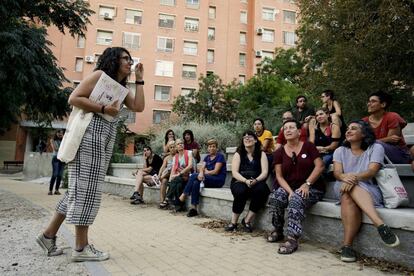 Recorrido por Vallecas para conocer la historia de las mujeres del barrio cerca de la Asociación de Vecinos de Palomeras Bajas en Vallecas.