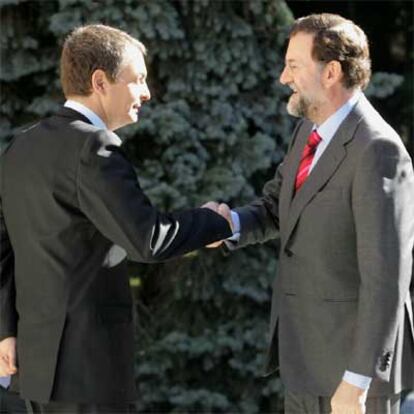 José Luis Rodríguez Zapatero (a la izquierda) recibe en los jardines de La Moncloa a Mariano Rajoy.