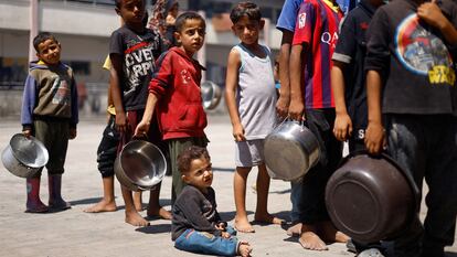 Niños palestinos aguardaban una distribución de comida en Jan Yunis, en el sur de la Franja de Gaza, el 26 de junio.
