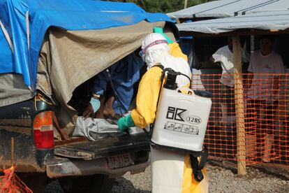 Pacientes sospechosos de ébola llegan al centro Foya, donde les recibe un técnico que rocía a los enfermos y al vehículo con un desinfectante.