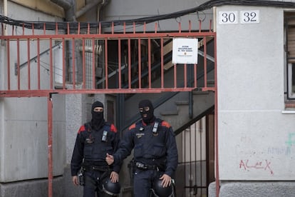 Dos agentes de los Mossos, durante la operación en Badalona, en noviembre de 2019.