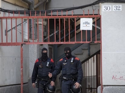 Dos agentes de los Mossos, durante la operación en Badalona, en noviembre de 2019.