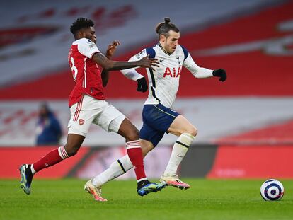 Bale, defendido por Thomas, este domingo en el Arsenal-Tottenham.