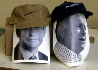 Las fotos de Arzalluz e Ibarretxe han servido de reclamo a las juventudes del PNV para vender gorras con el lema "Independentzia" al precio de siete euros.