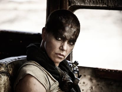 La actriz Charlize Theron, en un fotograma de &#039;Mad Max: Furia en la carretera&#039;, pel&iacute;cula dirigida por George Miller.