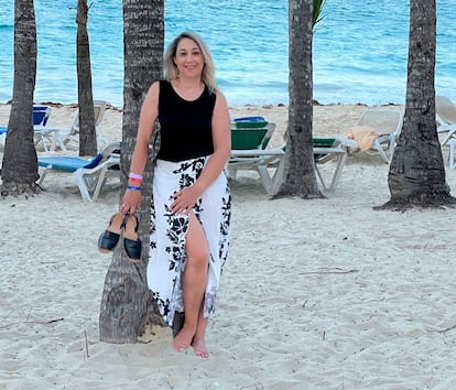 Carmen González, en noviembre de 2022 en Punta Cana (República Dominicana), una de las primeras veces que fue a una playa tras desaparecer las placas de psoriasis que siempre tuvo en las piernas.