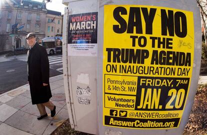 Dos carteles sobre marchas contra Trump, en el centro de Washington