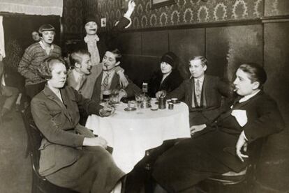 Un grupo de berlinesas fuman, algunas con traje masculino (1927).