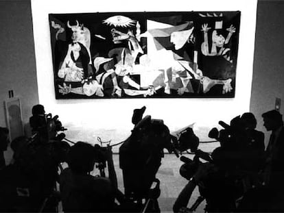 Imagen del <i>Guernica</i> a su llegada a su nueva ubicación, el Museo Reina Sofía, el 26 de julio de 1992.