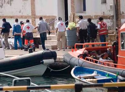 Llegada al puerto de Cartagena de 13 inmigrantes que viajaban en dos pateras interceptadas ayer frente a la playa de Calblanque.