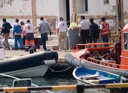Llegada al puerto de Cartagena de 13 inmigrantes que viajaban en dos pateras interceptadas ayer frente a la playa de Calblanque.