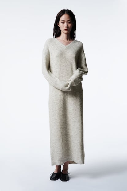 Este vestido de silueta oversize de Zara confeccionado en lana y alpaca lo tiene todo para convertirse en tu básico favorito de la temporada.

49,95€