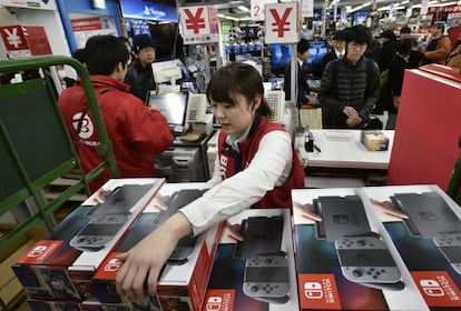 Una empleada organiza las cajas de la nueva consola Nintendo Switch, en una tienda de electrónica en Tokio este viernes.