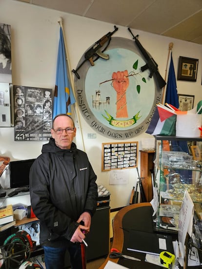 El expreso Daniel Doyle, en su tienda museo dedicada al IRA, en Derry.