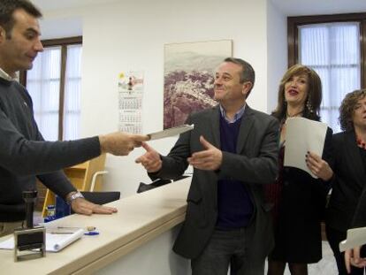 Castro, Cambrollé y Jiménez, durante el registro del proyecto de ley.