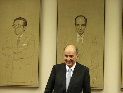 Miquel Roca, ponente de la Constitución, posa frente a su cuadro en el congreso en Madrid.