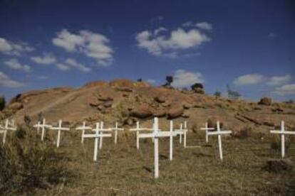 Fotografía que muestra varias cruces que fueron colocadas en 2012 en memoria de los 34 mineros asesinados en la masacre de Marikana. EFE/Archivo