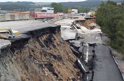 El socavón ha inutilizado dos carriles de la autopista AP-7.