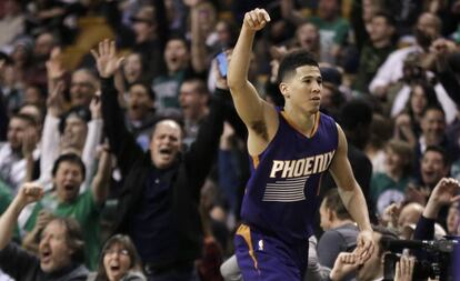 Booker celebra una de sus canastas ante los Celtics.