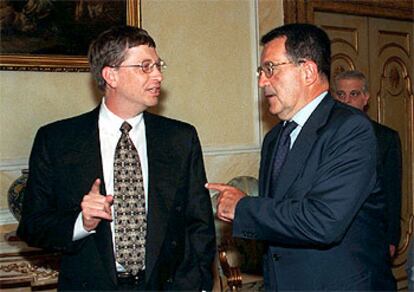 Bill Gates (a la izquierda), con el presidente de la Comisión Europea, Romano Prodi, en septiembre de 1998.