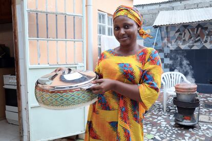 Serreh Manneh es una de las alumnas que aprende cocina tradicional en la escuela. Transporta desde los fogones a la mesa una de las salsas que acompañan al cuscús. Comenta que llegó a Yabouy porque quiere ser cocinera: “Siempre me ha gustado la cocina y aquí tengo la oportunidad de formarme al mismo tiempo que aprendo sobre mi cultura. Hay muchas cosas que desconocía de nuestra cocina tradicional. En mi casa solo cocinamos arroz, que es lo que la mayoría de los gambianos comen cada día”.