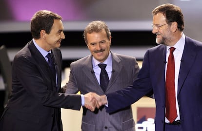 Apretón de manos entre Zapatero y Rajoy, a los que rodea con sus brazos el moderador del primer debate electoral de las elecciones generales de 2008, Manuel Campo Vidal. Se celebró el 25 de febrero de 2008, un lunes, a las 10 de la noche, en un plató habilitado en Ifema de Madrid.