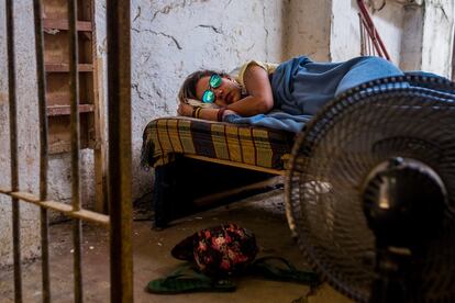 Debido a los precios cada vez más altos y a la crisis económica, en Río de Janeiro el número de personas sin hogar se ha triplicado en los últimos años. Por la noche, la gente busca un lugar tranquilo donde dormir, como en esta foto, tomada en la Rua da Lapa.