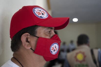 Un miembro de SINTTIA durante una conferencia de prensa en Silao, Guanajuato.