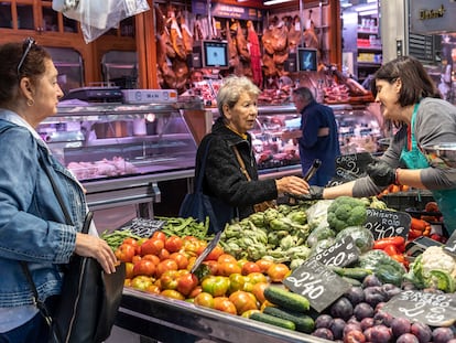Una clienta paga su compra en el Mercado Central de Valencia, el pasado 15 de noviembre.