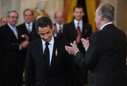 El presidente de Francia, Nicolas Sarkozy, recibe entre aplausos el Toisón de Oro que le ha impuesto el rey Juan Carlos