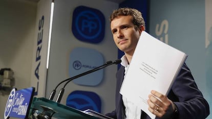 Pablo Casado exhibe sus trabajos del máster en la rueda de prensa que ofreció en abril tras la información de EL PAÍS.