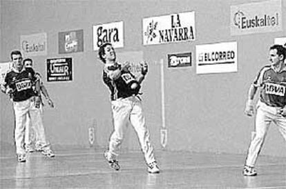 Olaizola golpea la pelota ante la mirada de  los otros tres finalistas.