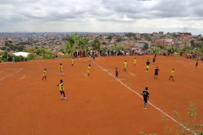 Las vistas de la ciudad de Yaundé desde la cancha de juego en lo más alto de la colina donde se asienta el barrio de Etetack son espectaculares. El problema es que si el balón sale del campo, puede rodar ladera abajo y recuperarlo puede resultar una tarea un poco complicada.