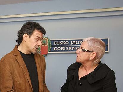 Txema Urkijo y Marixabel Lasa, al presentar ayer el acto de homenaje a las víctimas.