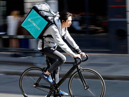 La Seguridad Social gana el juicio contra Deliveroo: los 'riders' son asalariados