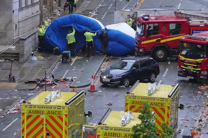 Vehículos de emergencia junto al vehículo que ha causado el incidente, este lunes en Liverpool.