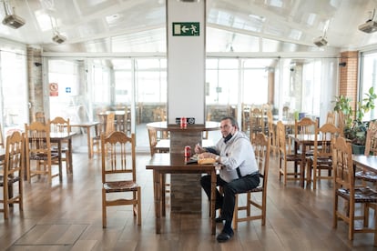 Jesús Carlos almuerza en el comedor vacío del restaurante la Venta de Meco, en la A-2, cerca de la frontera entre Guadalajara y Madrid.
